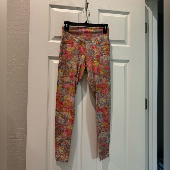 Lululemon floral legging size 8. Worn only once. Perfect condition - Picture 4 of 5